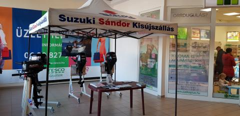 Hajómotorok bemutatása a Tesco-ban